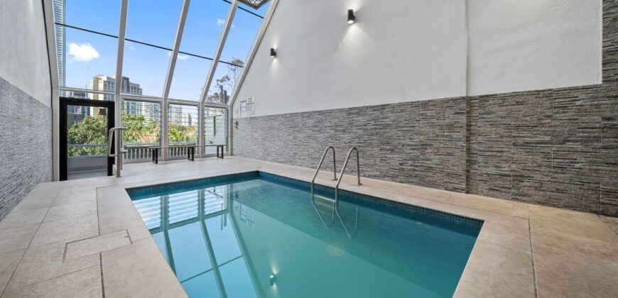 Renovated Large 2 bedroom central Surfers Riverside Apartment